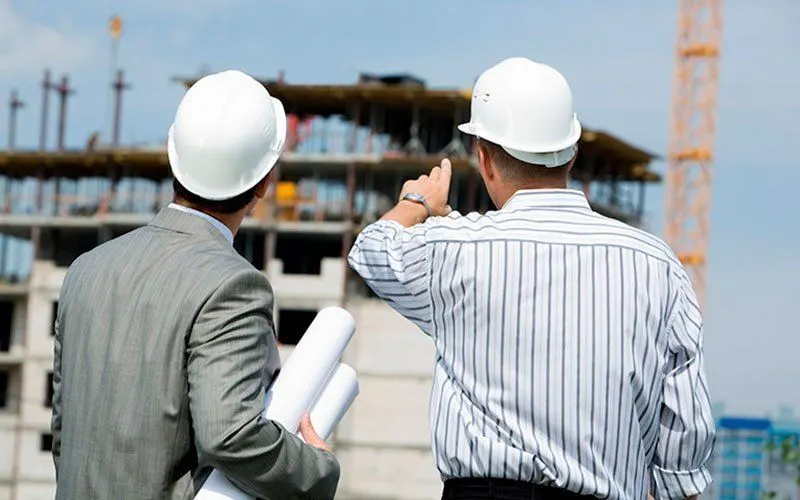 Інженери Patch Building з кресленням на будівельному майданчику